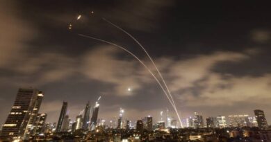 Israeli air defence systems are activated to intercept iranian missiles over the israeli city of tel 1750219431 9658