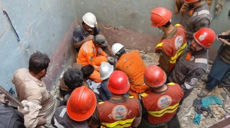 16 killed in Karachi building collapse after gas cylinder blast