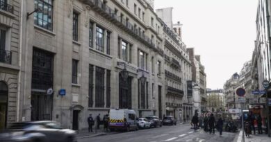 France foils Paris bomb attack outside US bank