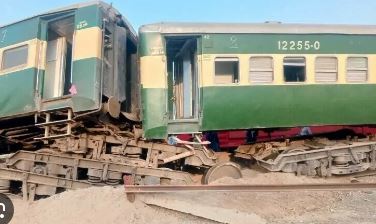 Karachi-bound Tezgam Express derails near Bahawalpur in Punjab